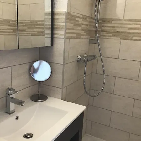 Face A La Semesterbostad